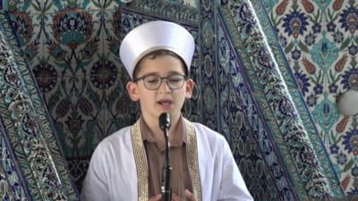 Kocaeli'de küçük Erdem, 3 bin kişiye ilk hutbesini okudu