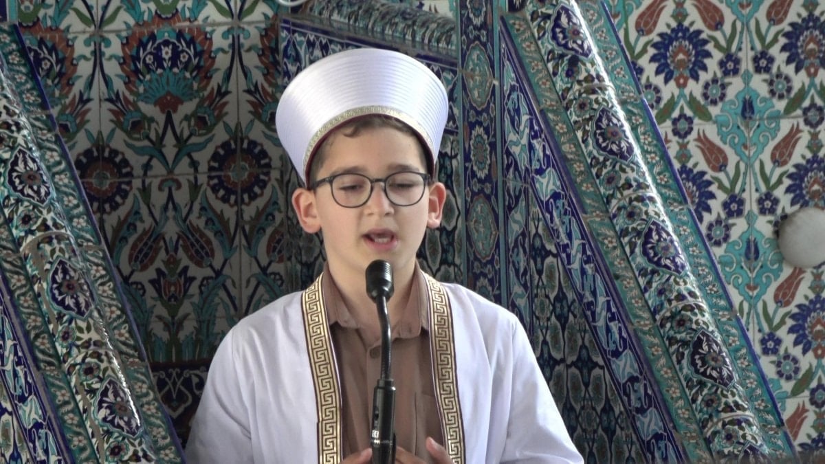 Kocaeli'de küçük Erdem, 3 bin kişiye ilk hutbesini okudu