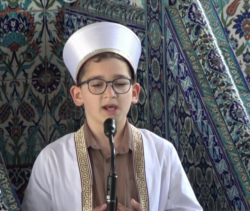 Kocaeli'de küçük Erdem, 3 bin kişiye ilk hutbesini okudu