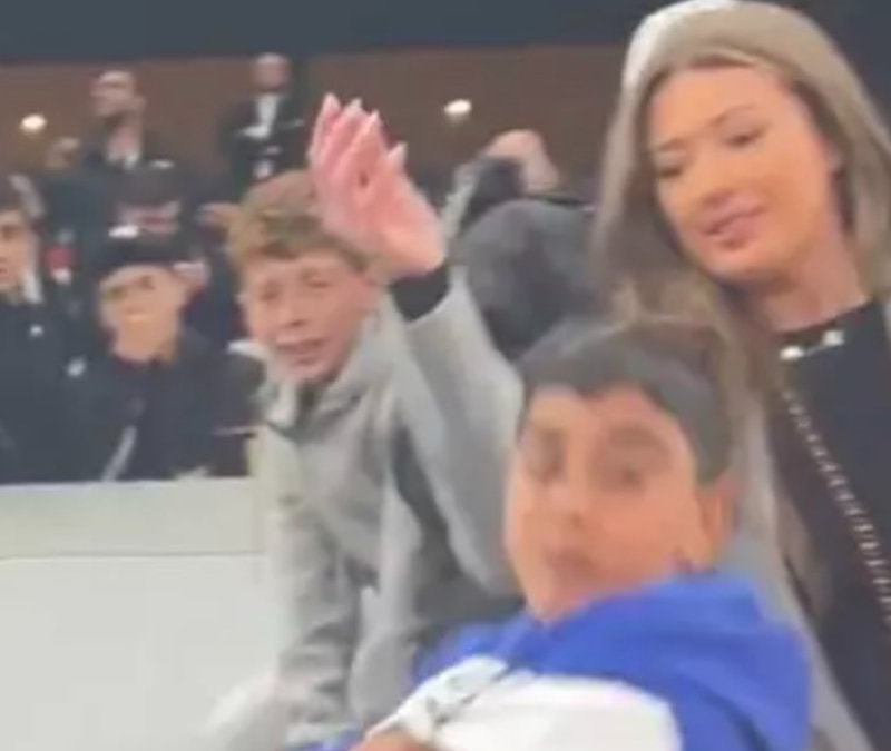 Milot Rashica'ya forma sürprizi: Eşine attı, minik taraftar kaptı