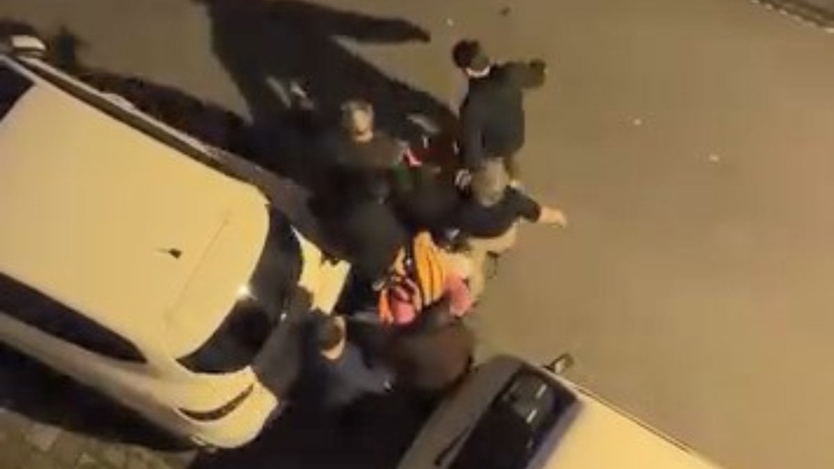 İstanbul'da hatalı park bir cana mal oldu: Ambulans sokağa giremedi