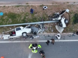 Mersin'de aydınlatma direğine çarpan otomobil ikiye bölündü