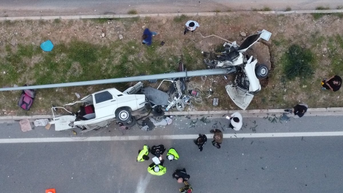 Mersin'de aydınlatma direğine çarpan otomobil ikiye bölündü