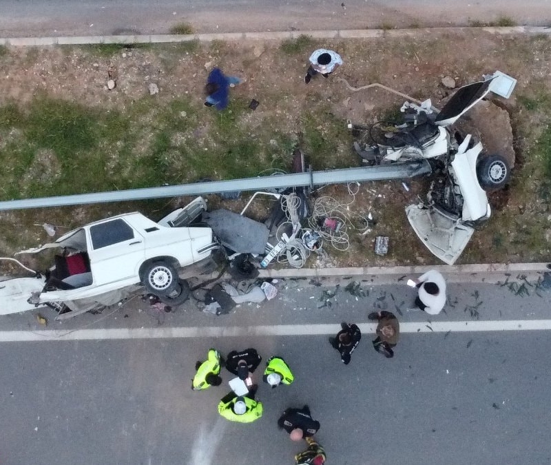 Mersin'de aydınlatma direğine çarpan otomobil ikiye bölündü