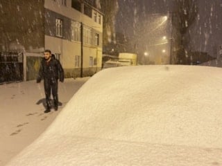 Kars'a kış geri döndü: Kar kalınlığı 15 santimetreyi aştı