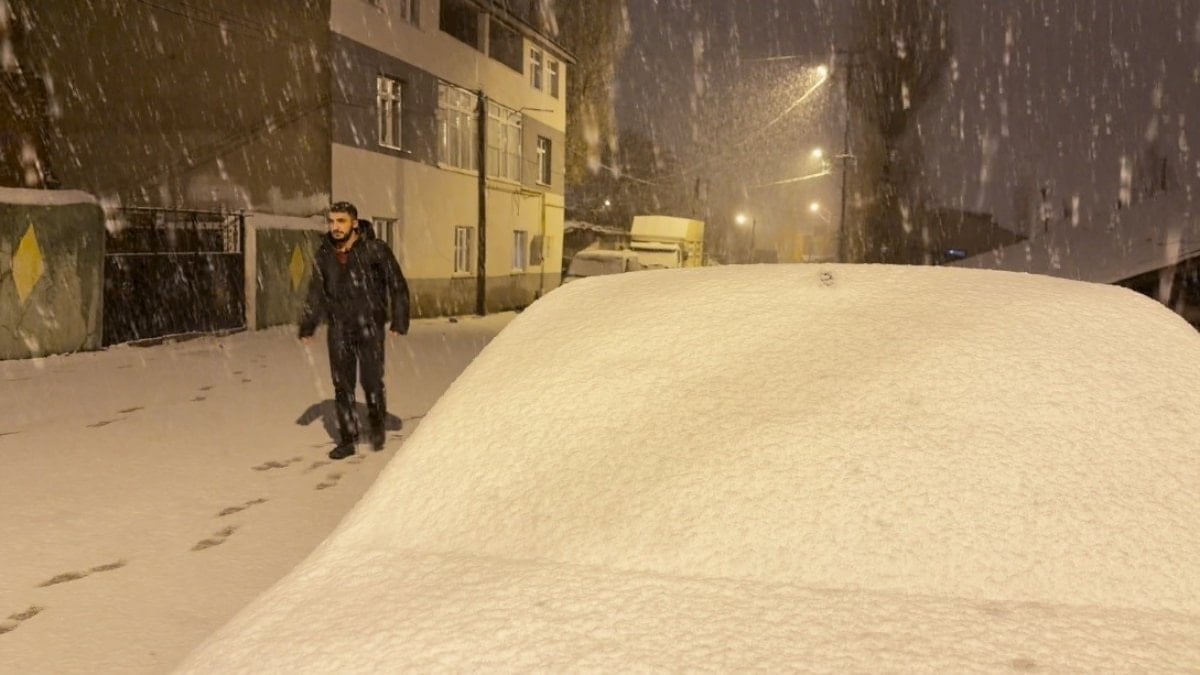 Kars'a kış geri döndü: Kar kalınlığı 15 santimetreyi aştı