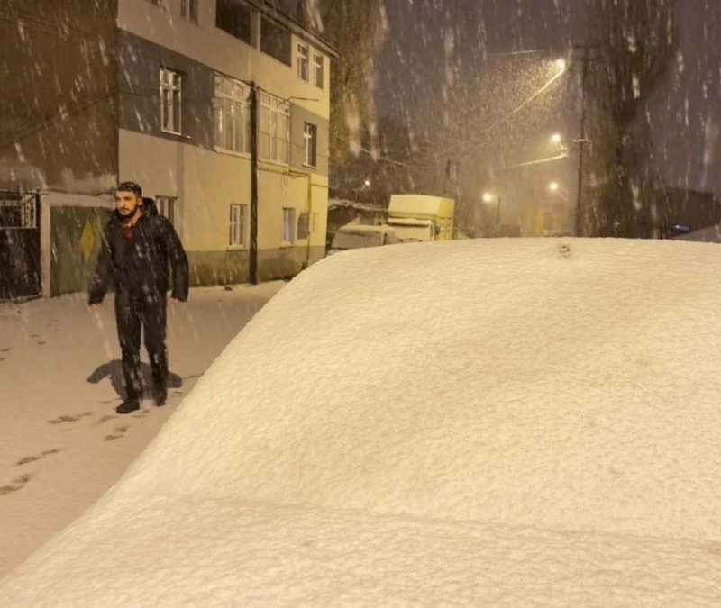 Kars'a kış geri döndü: Kar kalınlığı 15 santimetreyi aştı