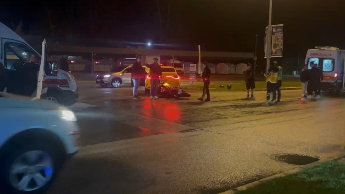 Erzincan’da motosiklet ile taksi çarpıştı, faciadan dönüldü