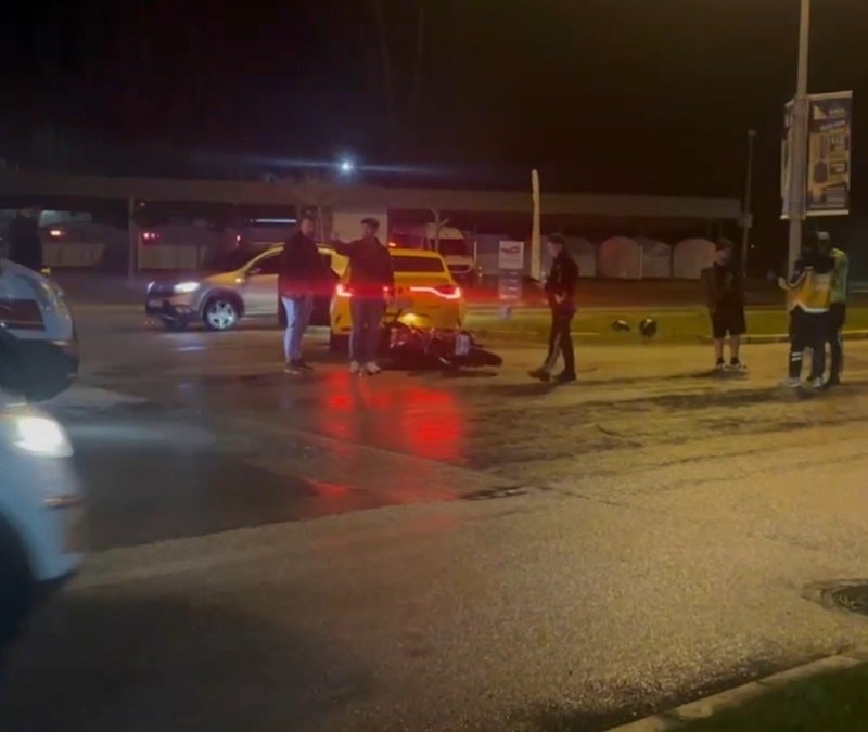 Erzincan’da motosiklet ile taksi çarpıştı, faciadan dönüldü