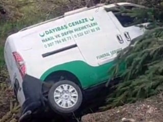 Sivas'ta cenaze nakil aracı şarampole uçtu: 2 yaralı