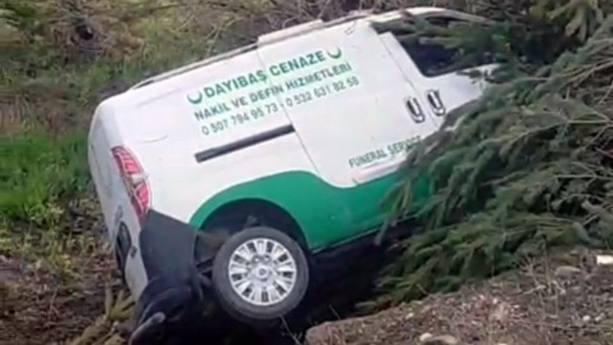 Sivas'ta cenaze nakil aracı şarampole uçtu: 2 yaralı