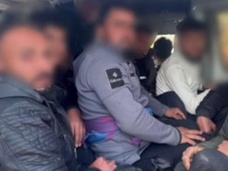 Hatay’da kaçak göçmen operasyonu: 10 kişi araçta yakalandı