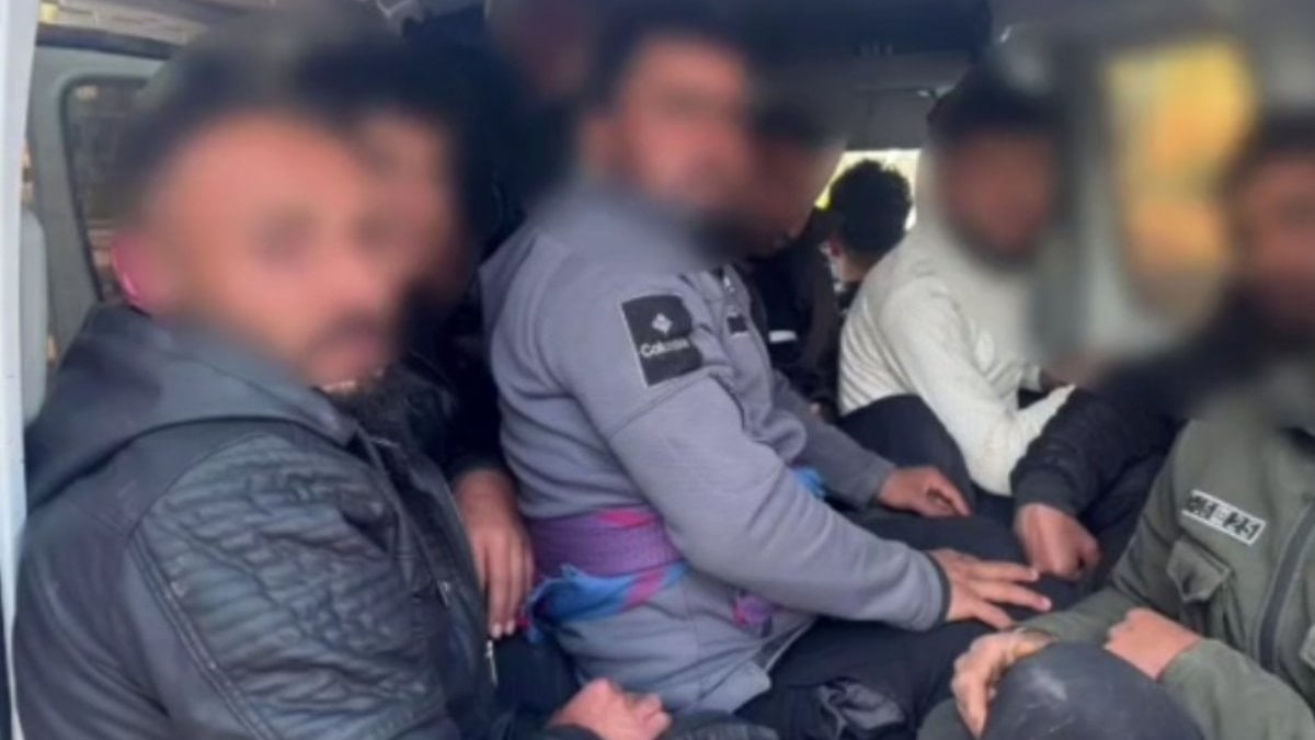 Hatay’da kaçak göçmen operasyonu: 10 kişi araçta yakalandı