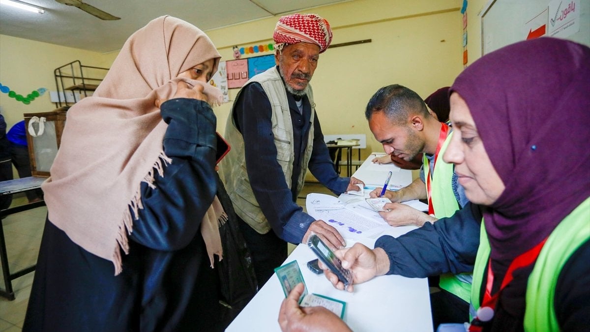Gazze savaşından sonra ilk: Filistin'de halk sandık başında