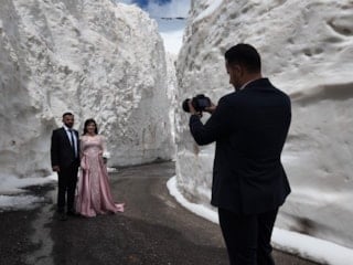 Şırnak'ta gelin ve damadın fotoğraf çekimi dikkat çekti