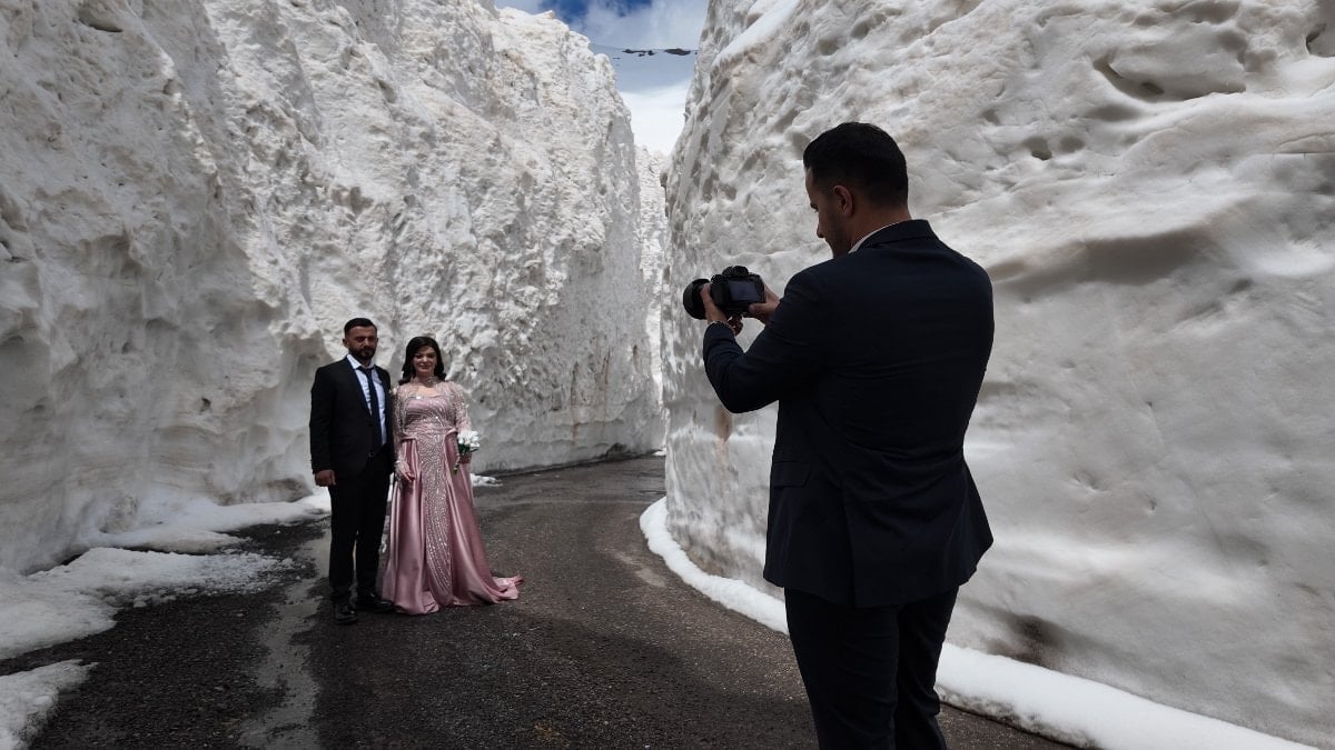 Şırnak'ta gelin ve damadın fotoğraf çekimi ikkat çekti