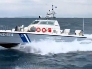 Türk balıkçı, teknesini taciz eden Yunan sahil güvenlik botunun üzerine sürdü