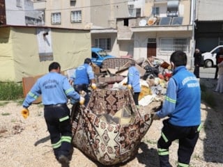 Mersin'de bir evden kamyon dolusu çöp çıktı