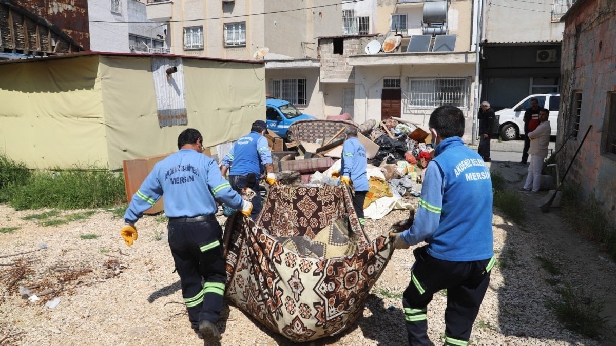 Mersin'de bir evden kamyon dolusu çöp çıktı