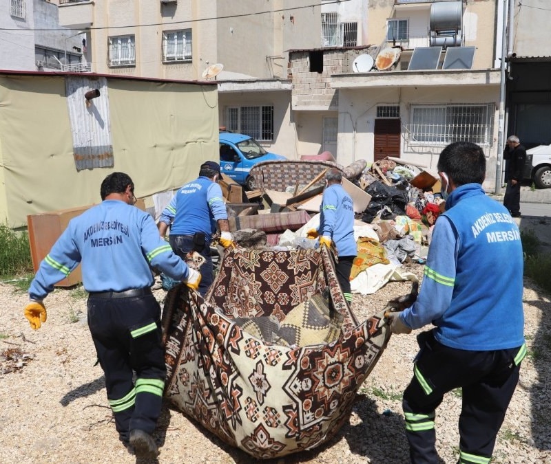 Mersin'de bir evden kamyon dolusu çöp çıktı