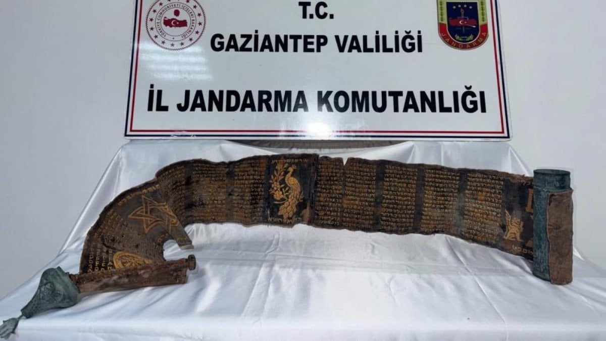 Gaziantep’te piton derisine yazılmış İbranice kitap ele geçirildi