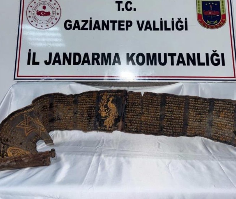 Gaziantep’te piton derisine yazılmış İbranice kitap ele geçirildi
