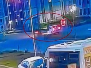 Diyarbakır’da motosiklet sürücüsü, çarpmanın etkisiyle savruldu