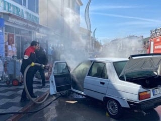Aksaray'da seyir halindeki otomobilde yangın
