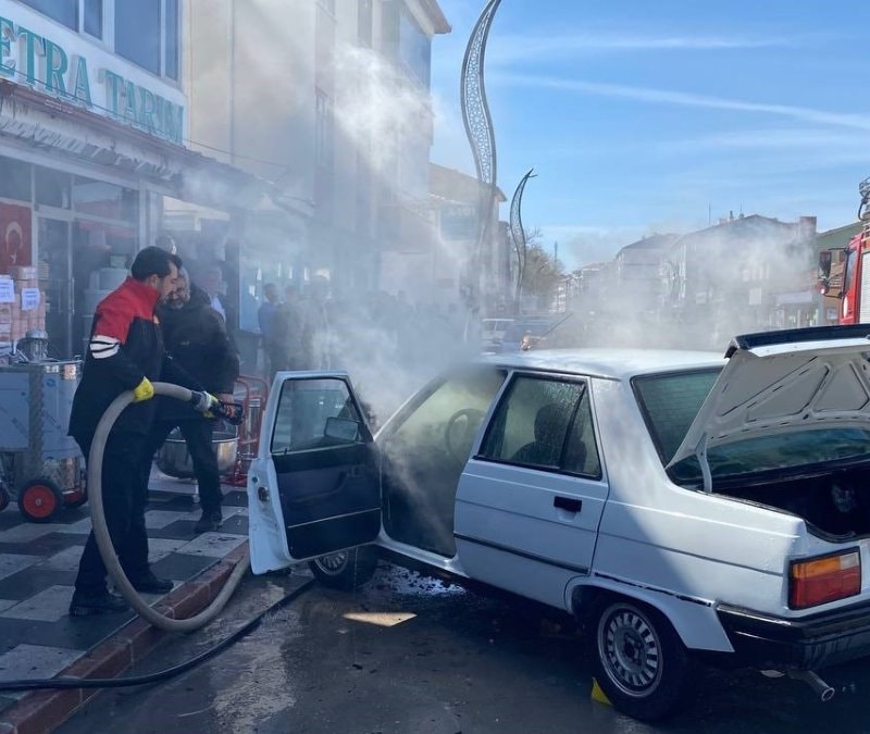 Aksaray'da seyir halindeki otomobilde yangın