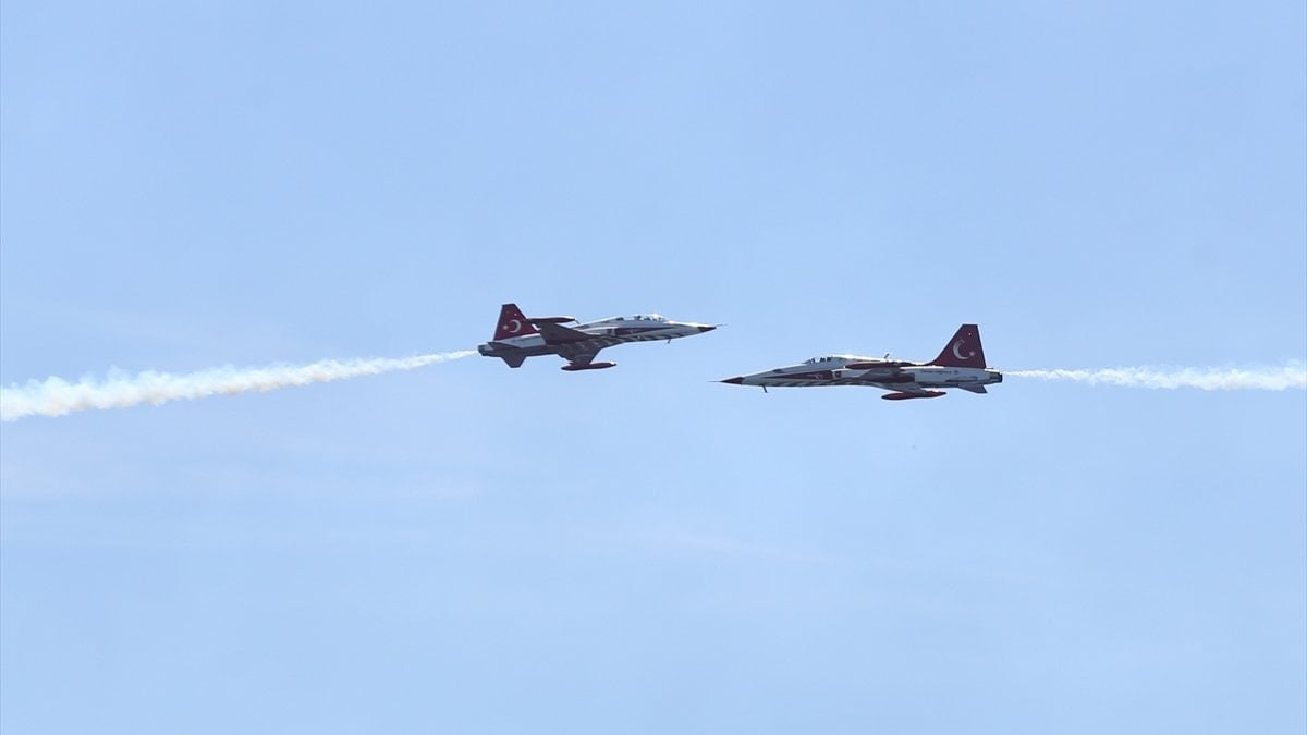 Türk Yıldızları’ndan Şehitler Abidesi üzerinde nefes kesen gösteri