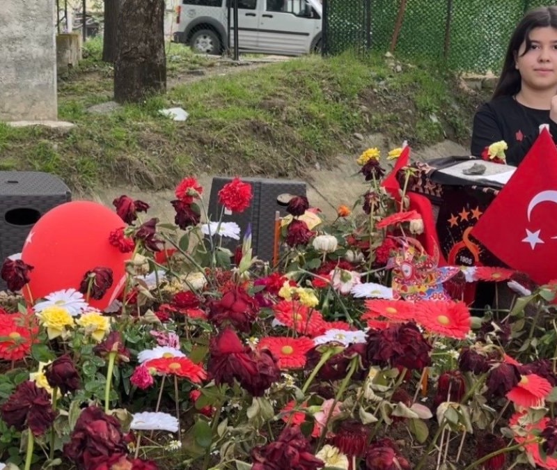 Kahramanmaraş'taki saldırıda ölen Adana'nın mezarına bırakılan notlar duygulandırdı