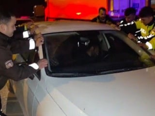 Antalya’da derin uyuyan sürücüyü uyandırmak için aracı salladılar