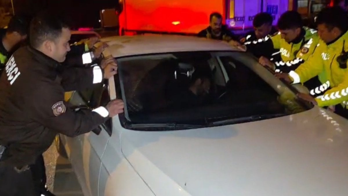 Antalya’da derin uyuyan sürücüyü uyandırmak için aracı salladılar