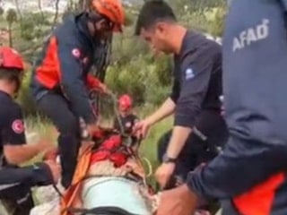 Antalya’da dağda mahsur kalan yaralı kurtarıldı