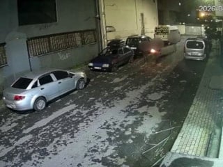 İstanbul'da yanan odun parçalarıyla duvara yazı yazıp iş yerine attılar