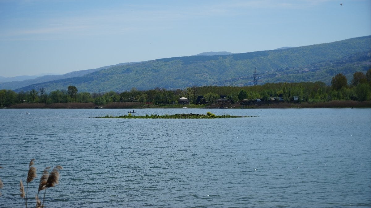 Sapanca Gölü’nde sular çekildi, 'gizemli ada' yeniden ortaya çıktı