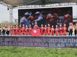 Gaziantep’te CHP'lilerin sırtını döndüğü çocuklar, er meydanında sahne aldı