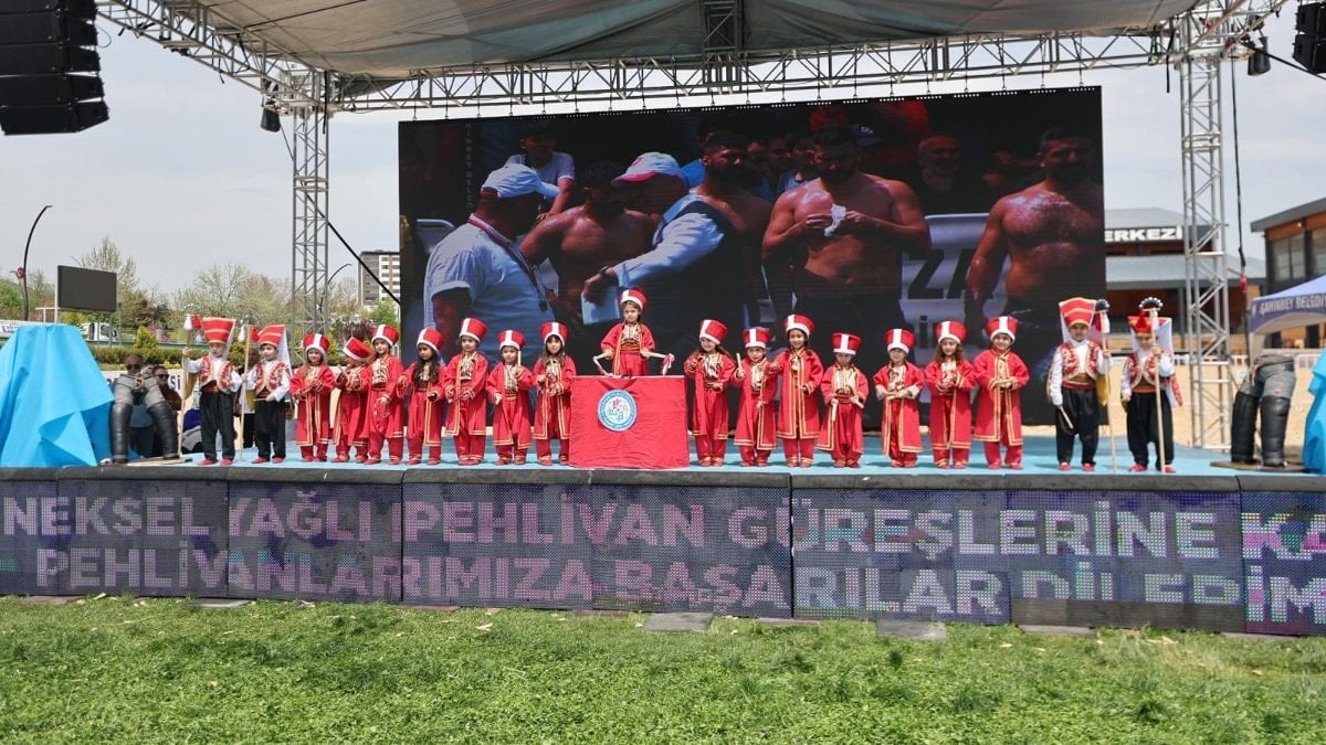 Gaziantep’te CHP'lilerin sırtını döndüğü çocuklar, er meydanında sahne aldı