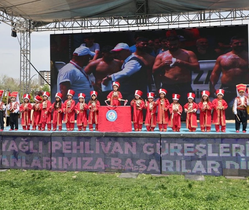 Gaziantep’te CHP'lilerin sırtını döndüğü çocuklar, er meydanında sahne aldı