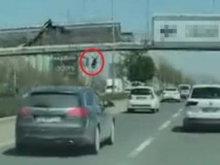 Ankara'da afiş asarken bulvara düştü: Otomobilin çarpması sonucu hayatını kaybetti