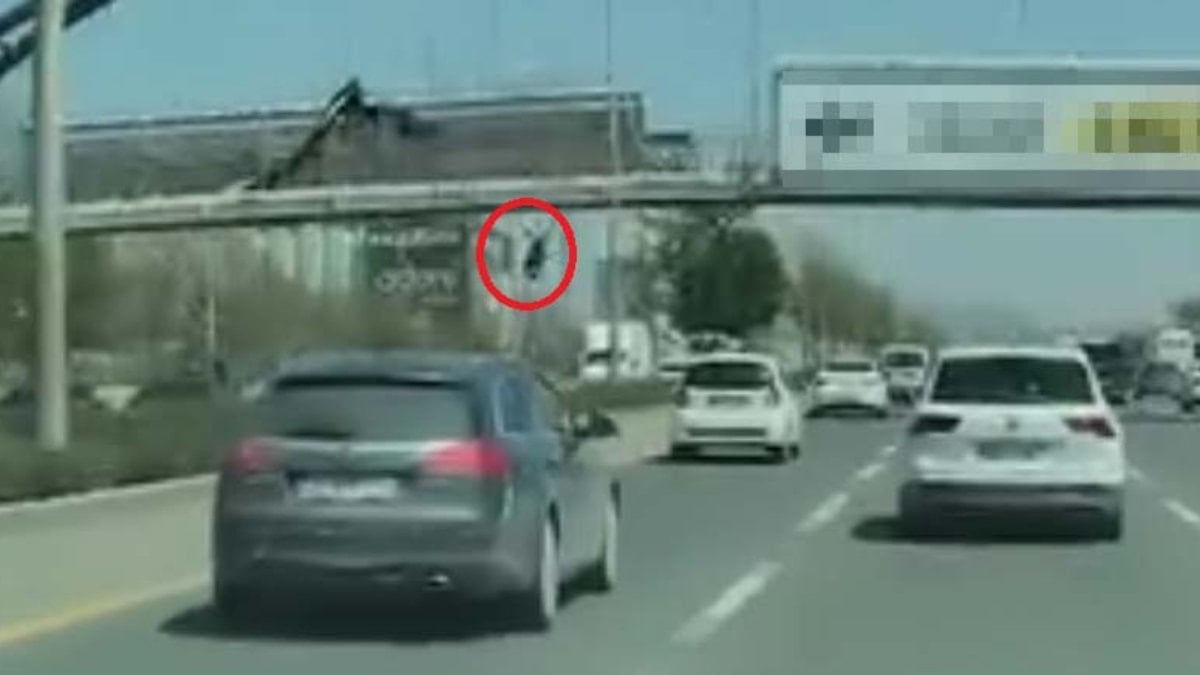 Ankara'da afiş asarken bulvara düştü: Otomobilin çarpması sonucu hayatını kaybetti