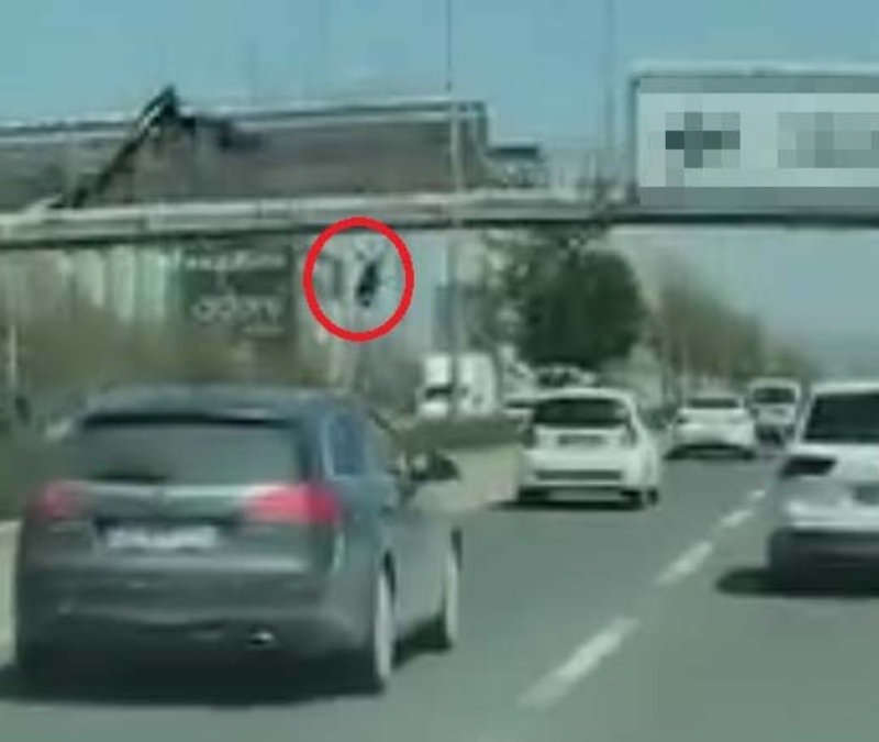 Ankara'da afiş asarken bulvara düştü: Otomobilin çarpması sonucu hayatını kaybetti