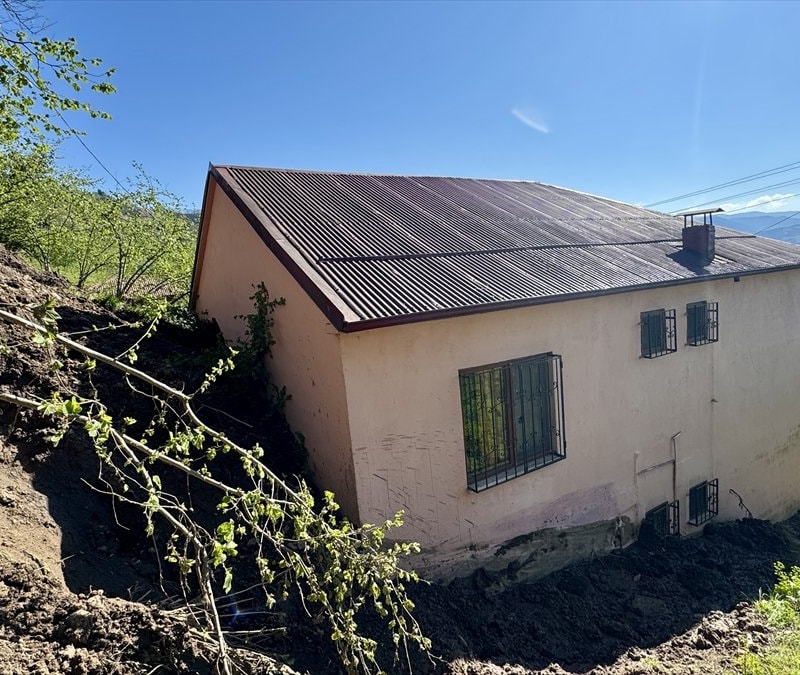 Trabzon’da heyelan alarmı: Ev hasar gördü, bir ev boşaltıldı