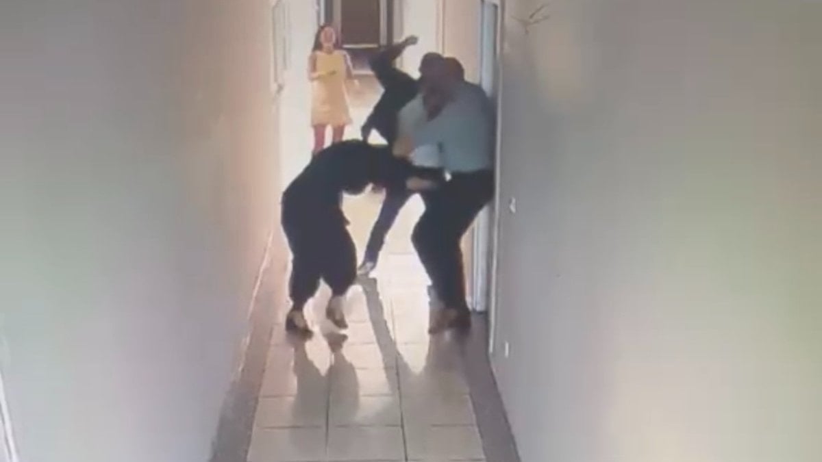 İzmir'de kardeşlerin kavgasını ayırmak isterken ayağından vuruldu