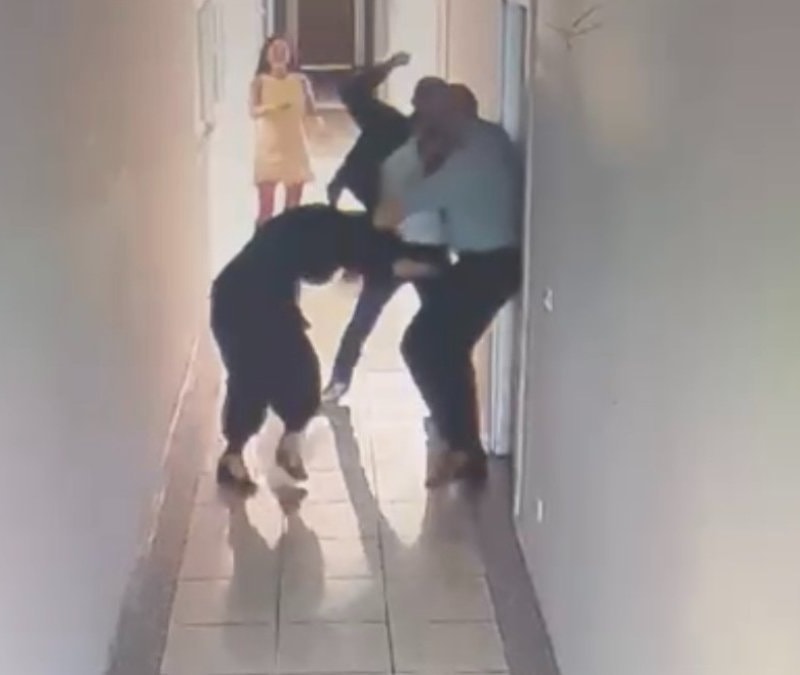 İzmir'de kardeşlerin kavgasını ayırmak isterken ayağından vuruldu