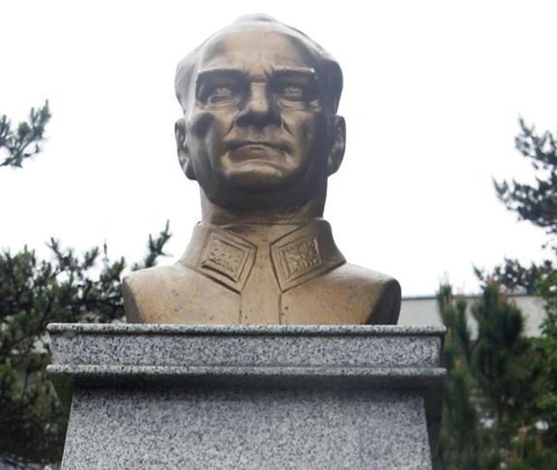 İzmir'de 'bayrak töreni'ne inmeyen öğrenci hakkında tutanak tutuldu