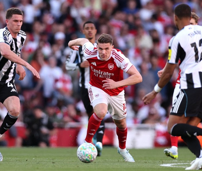 Newcastle United'ı yenen Arsenal maç fazlasıyla liderliğe yükseldi