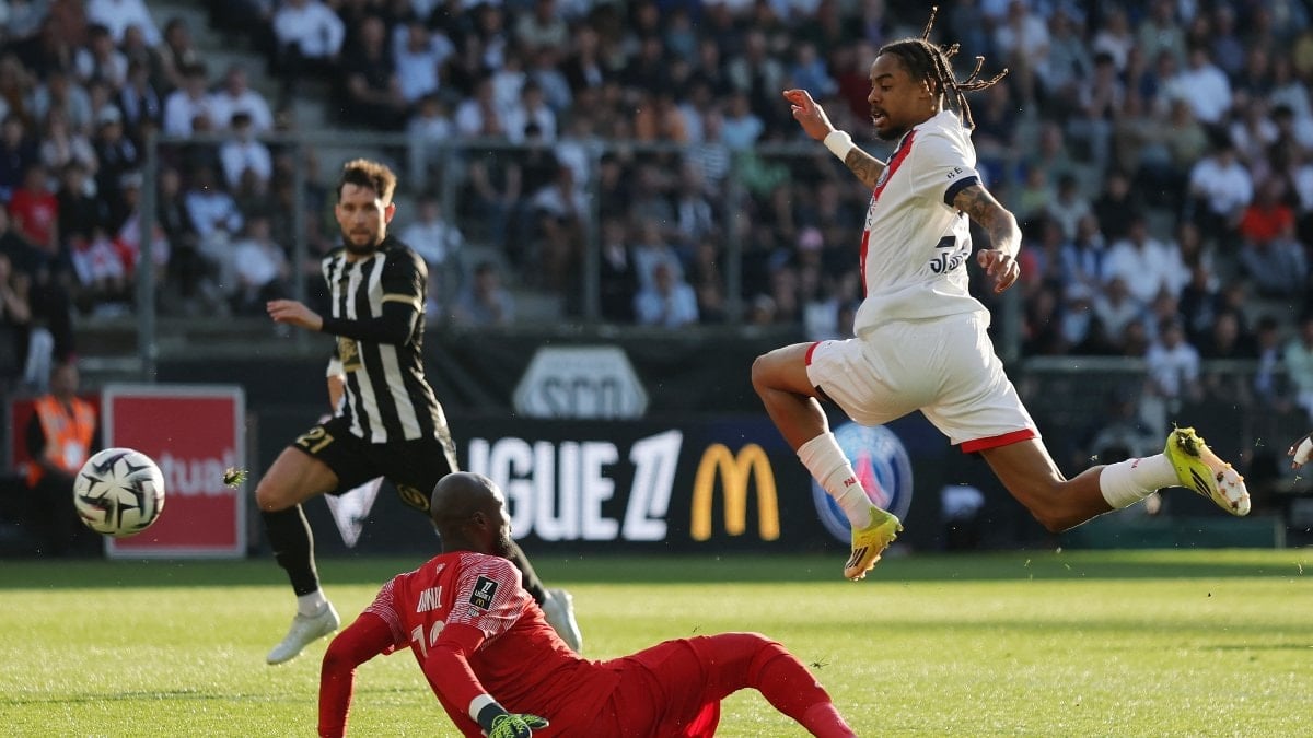 Paris St Germain deplasmanda Angers'ı farklı geçti