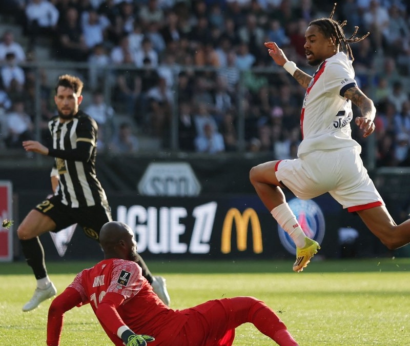 Paris St Germain deplasmanda Angers'ı farklı geçti