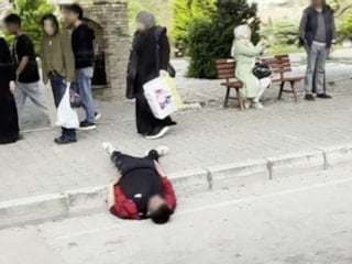 Adana'da uyuşturucu bağımlısı durak yanında uyuyakaldı